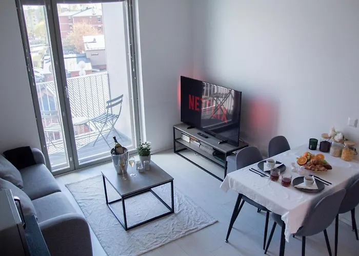 Elegant Penthouse Loft - Near The Airport ヴァンター